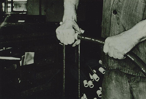 Einblick in Produktion 1952 - Mitarbeiter ölt Schlauch ein